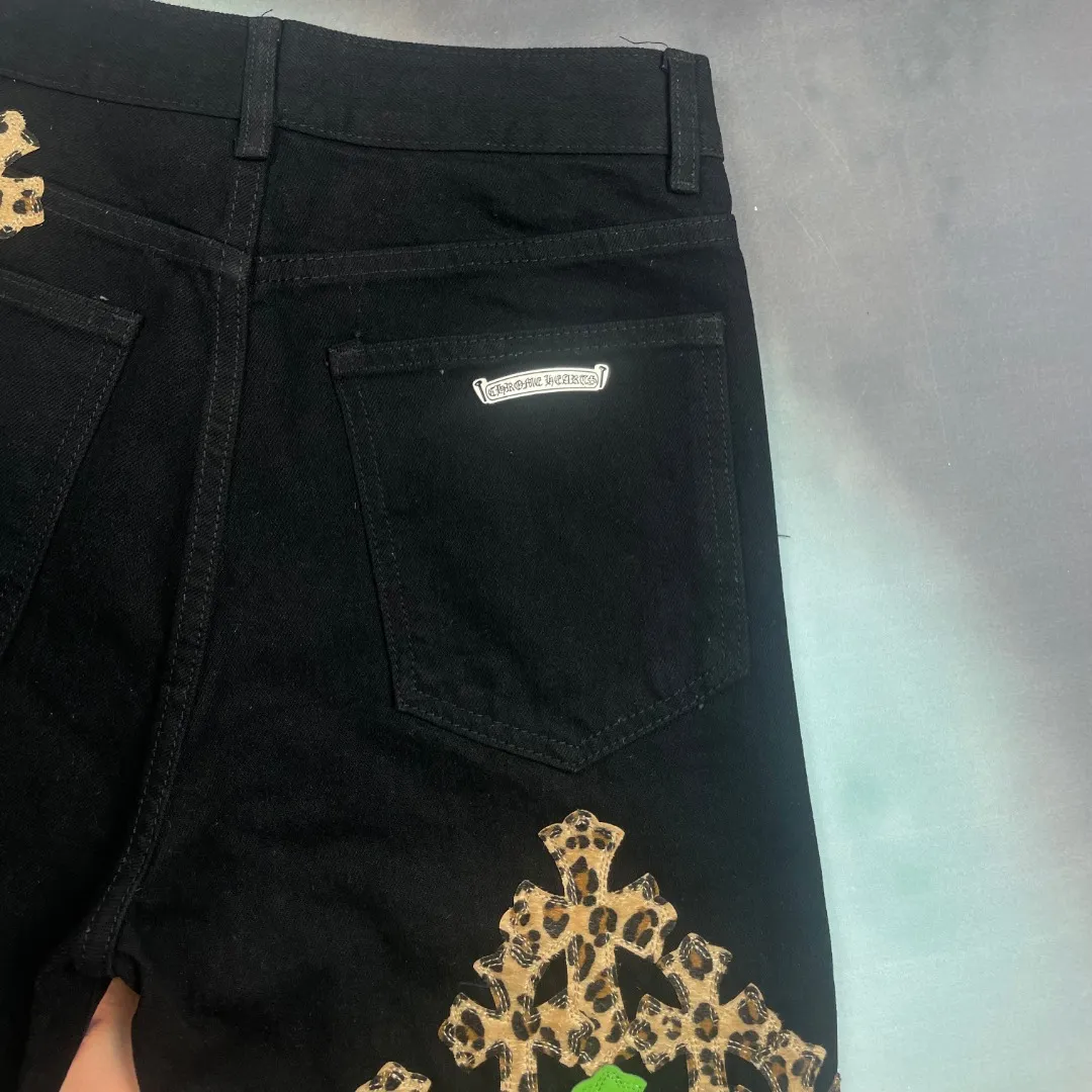 🅿️270 🔘Style No.-KL133 🔘Cro Heart𝐂𝐡𝐫𝐨𝐦𝐞 𝐇𝐞𝐚𝐫𝐭 Matty Boy Sex Records Series Limited Edition Leather Leopard High Street Workwear Jeans* [Same style as Wu Jianhao and Bian Baekhyun] Crocodile Heart CH Jeans are the pinnacle of craftsmanship. The birth of each pair of pants must first be washed and then dismantled. The craftsmen use their superb craftsmanship to cut the sheepskin into a cross shape by hand, stitch it carefully stitch by stitch, and then re-piece it together. The process is too complicated to describe. As long as you hold it in your hand, you can intuitively appreciate the top-notch texture that hits you. That kind of good-looking, no need to say much, you can know it at a glance. The fabric is made of thick beaded canvas. After heavy washing, the texture of the upper body is greatly improved, the unique texture appears naturally, and the trousers are straight, showing the wearer's ability and coolness. The whole trousers use three-dimensional cutting technology and strictly follow ergonomics. Both the visual appearance and the wearing experience are impeccable. From details to accessories, these jeans are also exquisite. The hardware is strictly customized according to the ZP original version, with high quality, strong and durable; the customized small leather label design is unique and highlights the high-end positioning of the brand. After being washed, the originally thick beaded canvas not only feels soft and skin-friendly, but also has excellent breathability, providing the wearer with all-day comfort. The pants are made of fine workmanship, and every trace is neat and detailed. From the overall design to the details, they all show a simple yet exquisite style. They are worthy of being a classic among Croxin's many items.  Size: S M L XL XXL (28.30.32.34.36) Color: Black